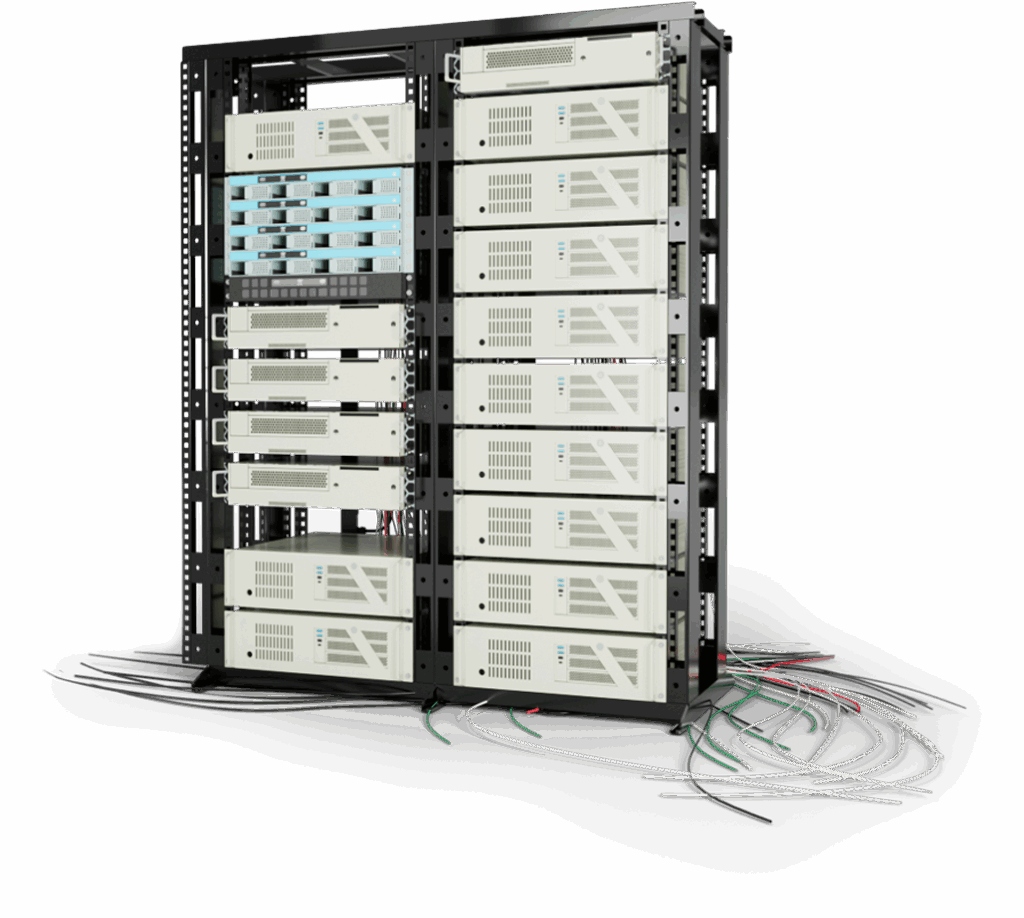 Normales IT Rack eines klassischen chaotischen Serverraums eines Unternehmens im Vergleich zu der kompakten Lösung mit der Allinfrabox