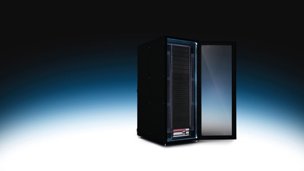 Kompakter, klimatisierter Serverschrank ALLINFRA® BOX mit integrierten Klima-, Elektro-, Brandschutz- und Sicherheitssystemen, der alle essenziellen Rechenzentrumskomponenten auf minimalem Raum vereint.